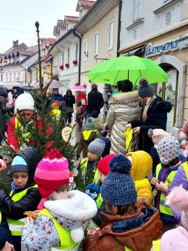 Foto utrinki krašenja smrečic in prižig plamenčkov upanja na Šutni (19)